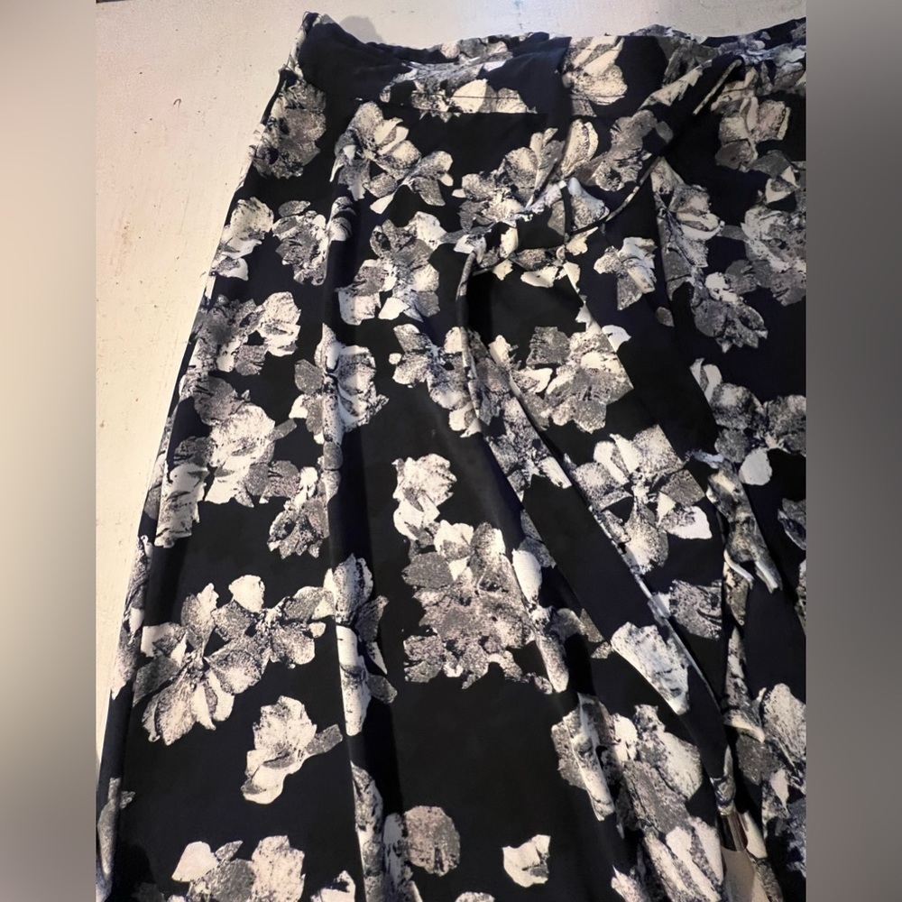 Ellen Tracy flare pants black w/ white flowers wrinkle resistant tie waist S - Picture 2 of 11